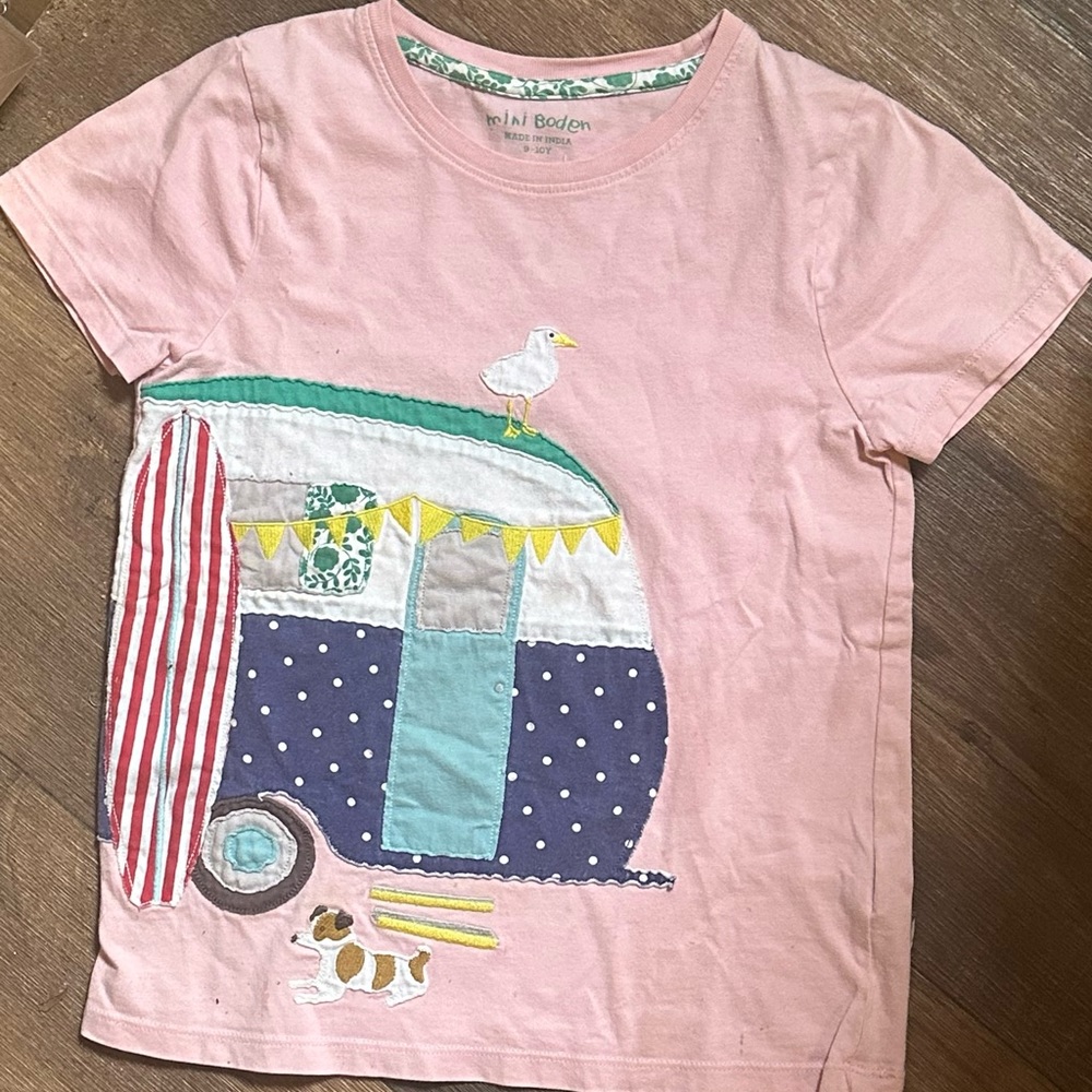 Light pink Mini Boden TShirt with appliqué 
Size 9-10Y